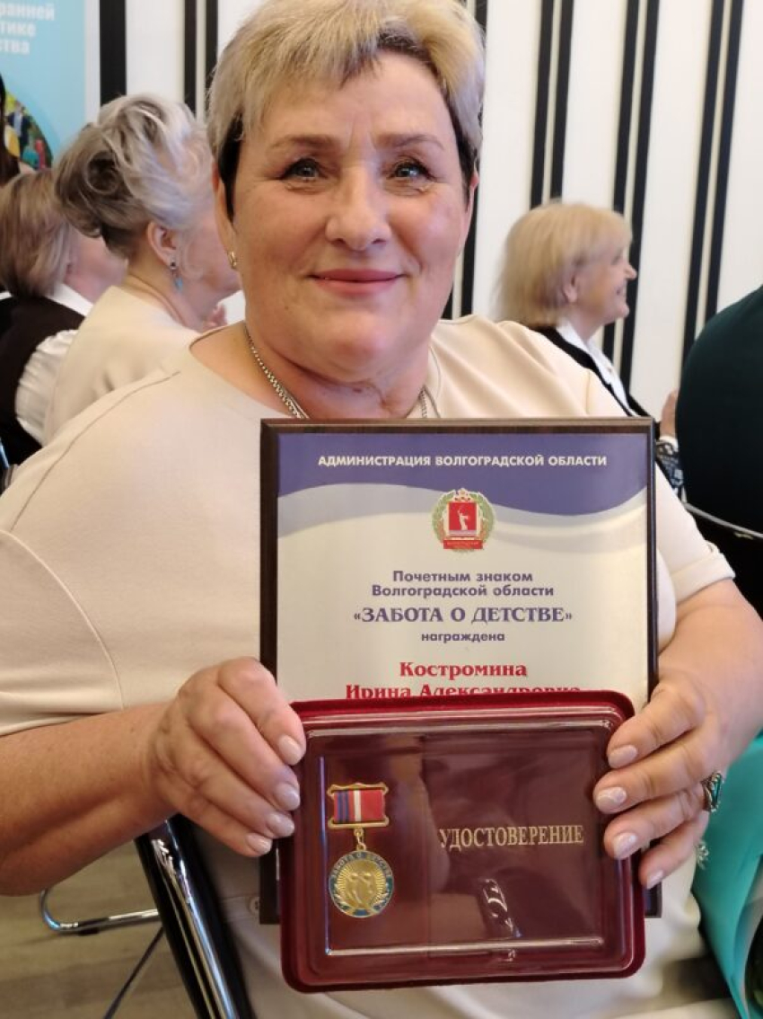 Ирина Костромина из села Воднобуерачное Камышинского района награждена почётным знаком губернатора «Забота о детстве»