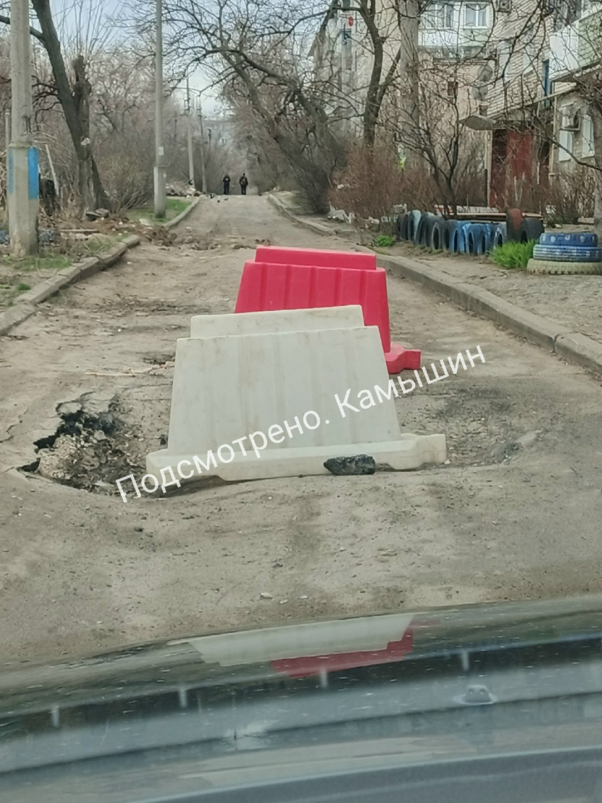 В Камышине на улице Фабричной провалился асфальт у подъезда - ну, и?..
