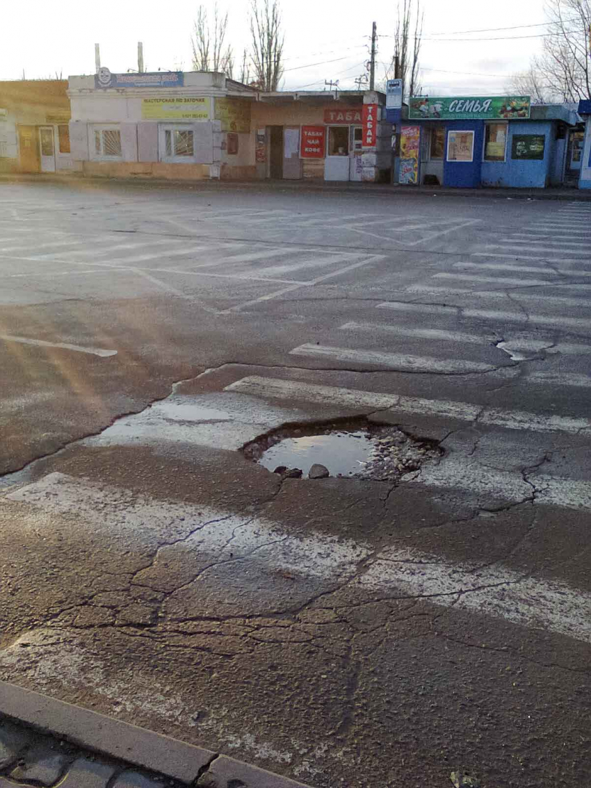 Одно ведро бетона, а скольких чертыханий на пешеходном переходе избежали бы! - камышанин