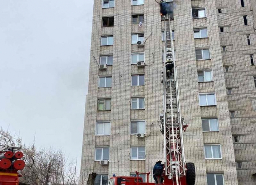 В Камышине из-за пожара в многоэтажке на улице Базарова пострадали трое жителей