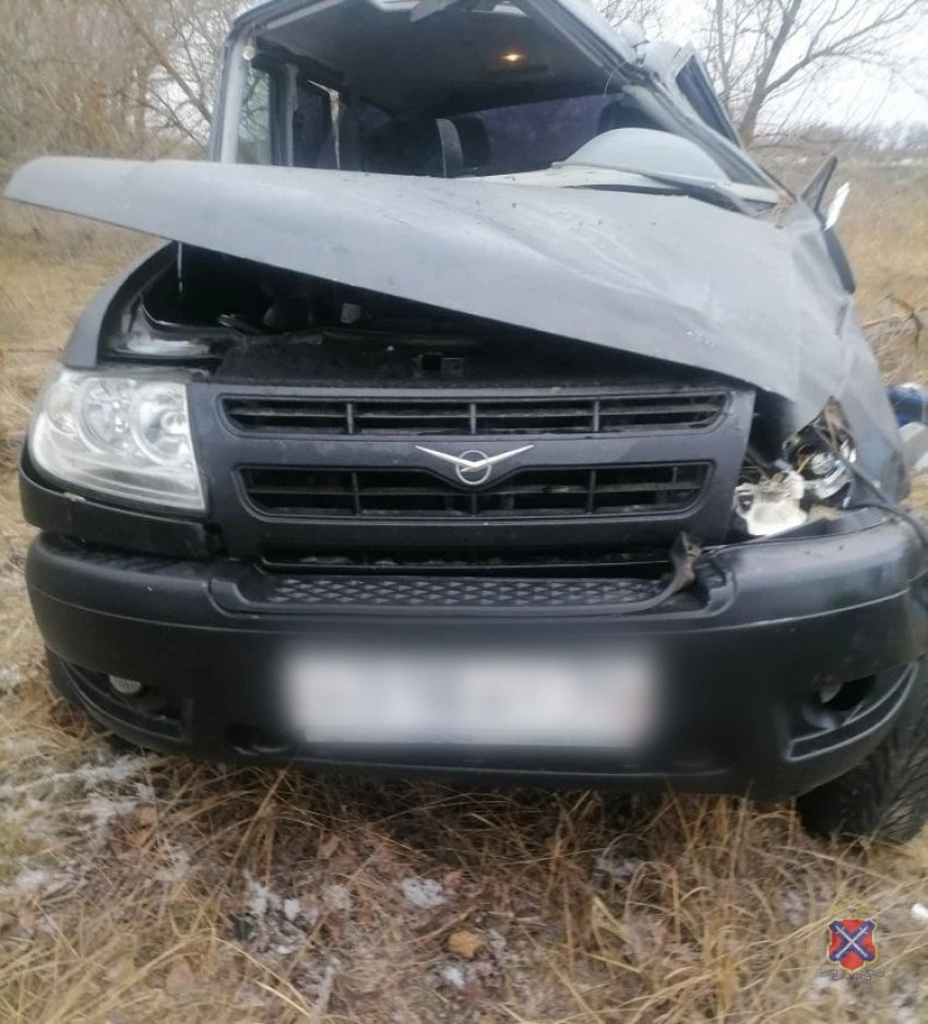 На трассе между Камышином и Ольховкой улетел в кювет «УАЗ", водителя забрала «скорая"