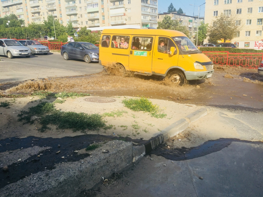 ЧП в Камышине: вниз по улице Некрасова течет бушующая река