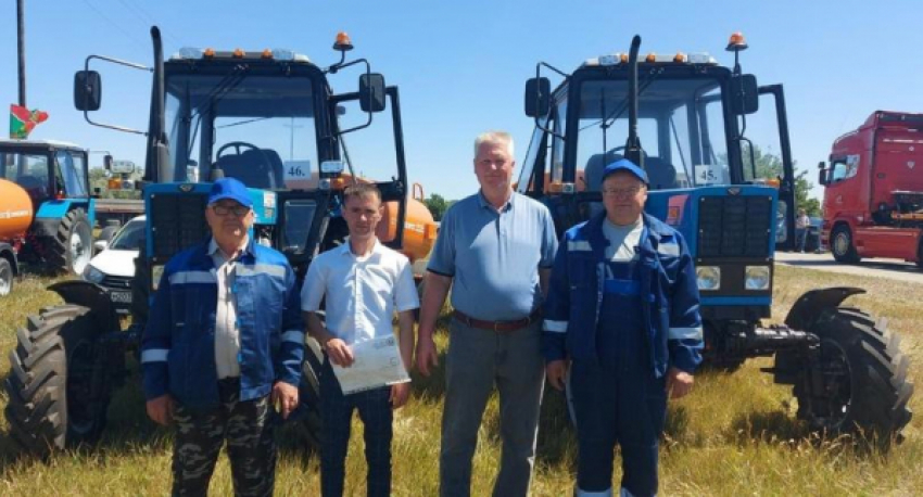 В какие поселения Камышинского района отправляются два новеньких «противопожарных» трактора