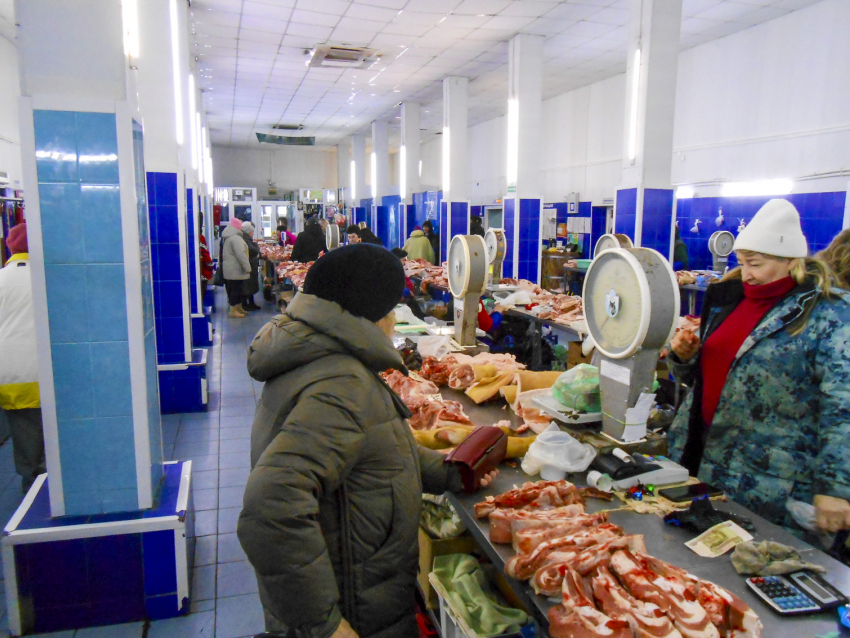 На камышинских рынках мясо раньше времени начали продавать по новогодним ценам