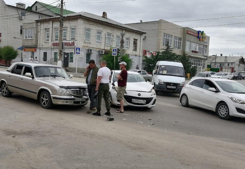 В Камышине на перекрестке улиц Пролетарской и Базарова два водителя «не поделили» дорогу