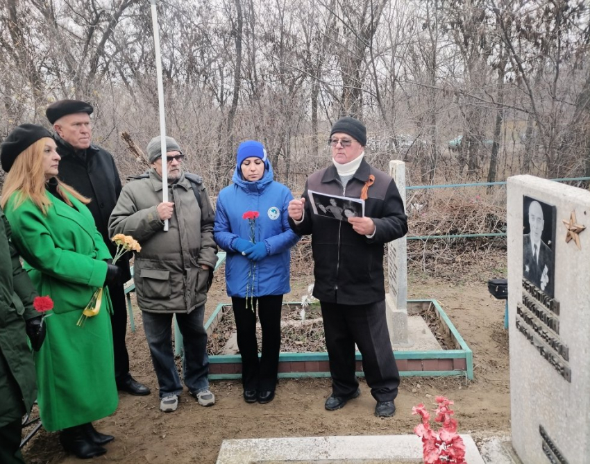 Председатель Камышинской городской думы Владимир Пономарев принял участие в памятном мероприятии на могиле известного камышанина Николая Ведяпина 