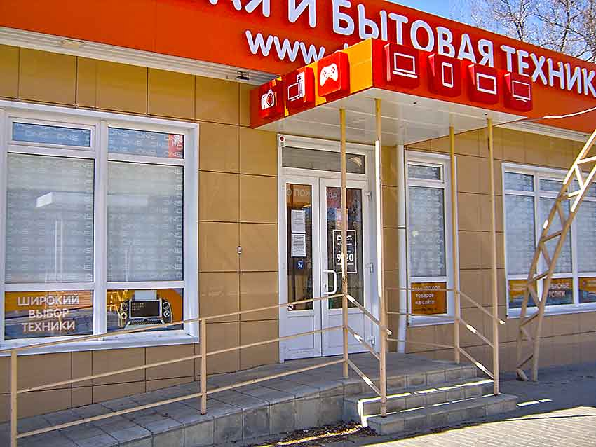 В продвинутых камышинских магазинах покупателям предлагают продезинфицировать руки и встать в «дистанционный» квадрат