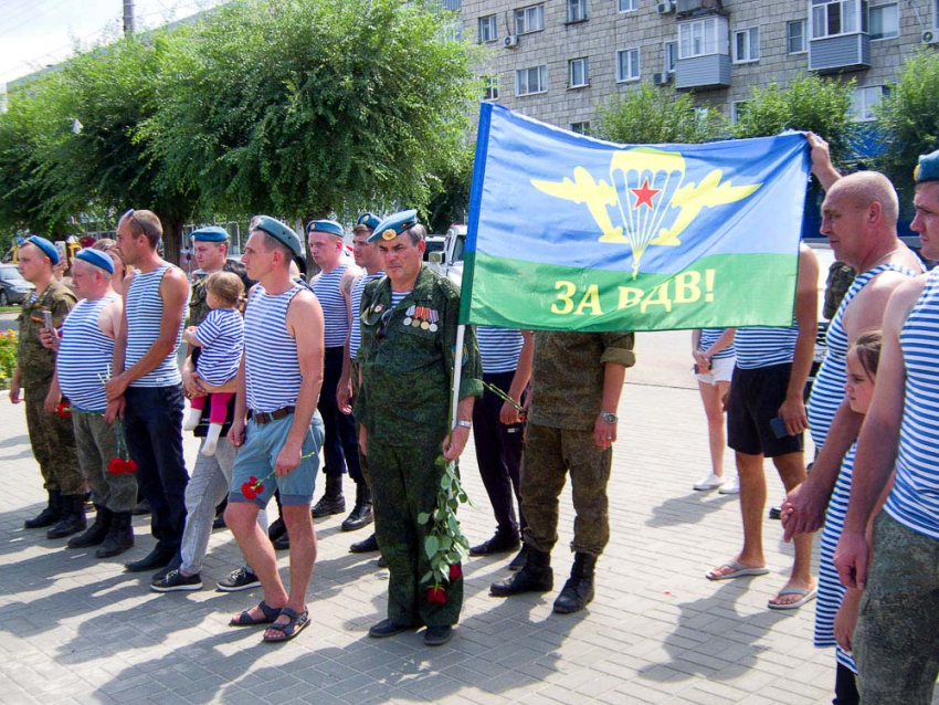 В Камышине ветераны-десантники 2 августа пришли возложить цветы к памятнику Героя России Александра Колгатина
