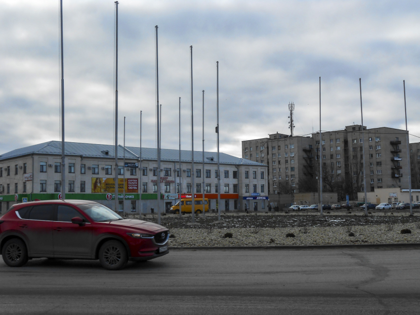 Товарищи из благоустройства, украсьте скорее елкой голую площадь с металлическими «штырями"! - камышанка