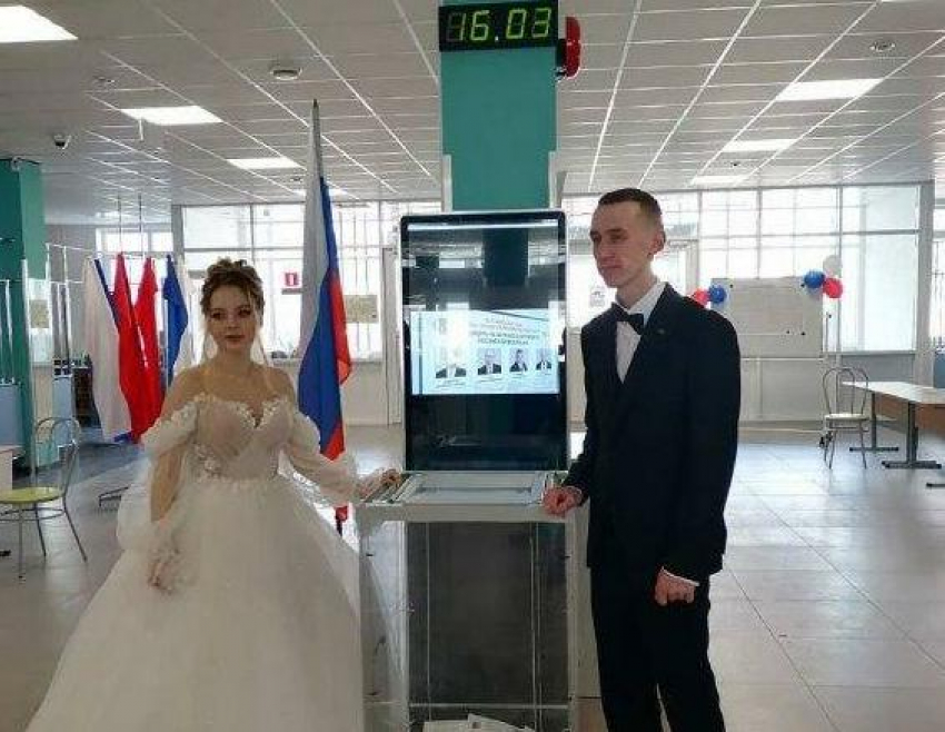 Телеграм-канал администрации Камышина сообщил о прибывших голосовать девушке в свадебном платье и молодом человеке в парадном костюме