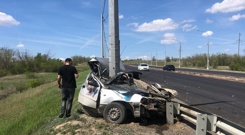 Daewoo Nexia «намотало» на столб в Волгоградской области: один человек погиб в жутком ДТП, - «Блокнот Волгограда"