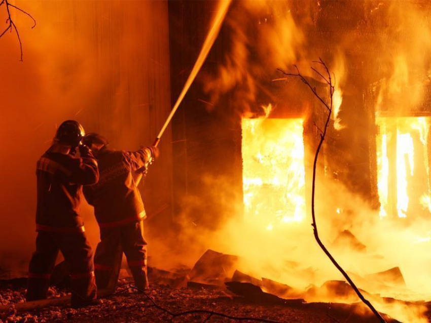В Камышине в кирпичной постройке горели вещи