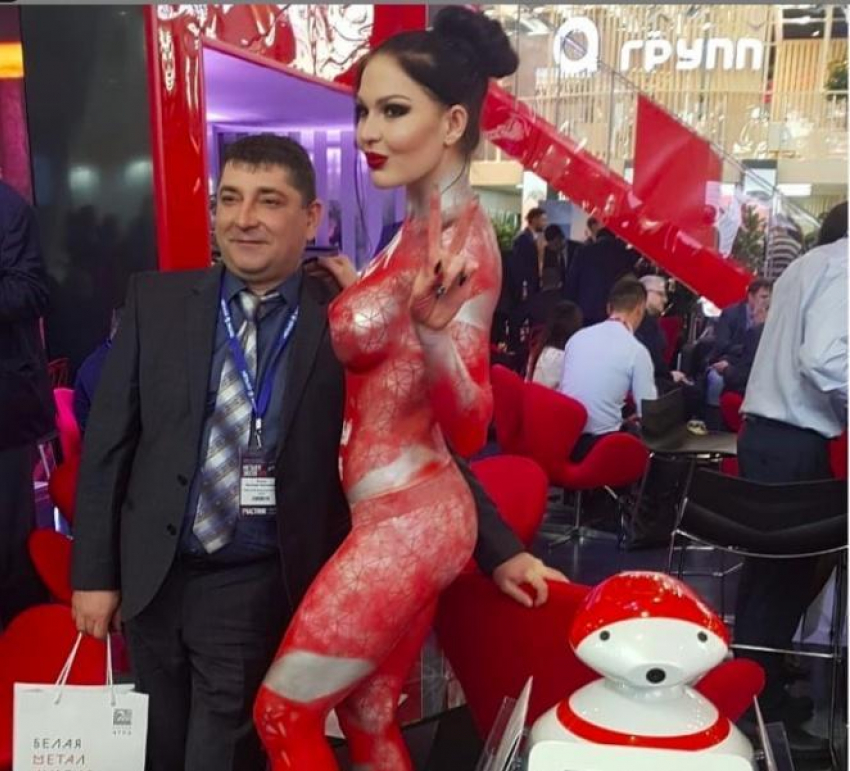 Волгоградский завод «Красный Октябрь» привел на столичную промышленную выставку голую девушку, - «Блокнот Волгограда"