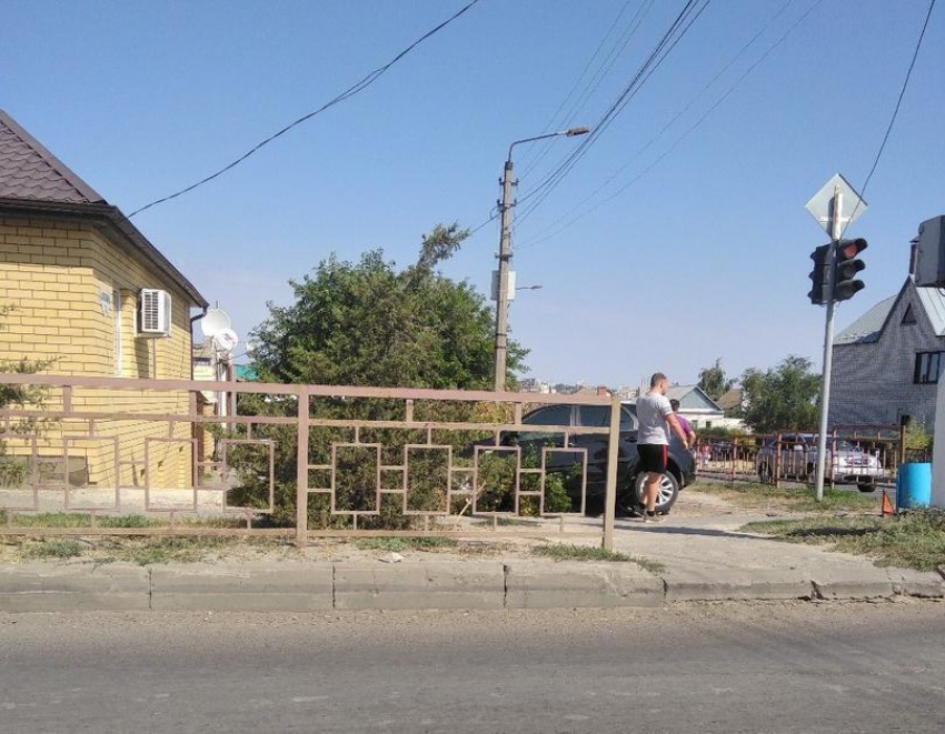 В Камышине на перекрестке улиц Базарова и Гагарина автомобиль выбросило на тротуар и почти «добросило» до жилого дома