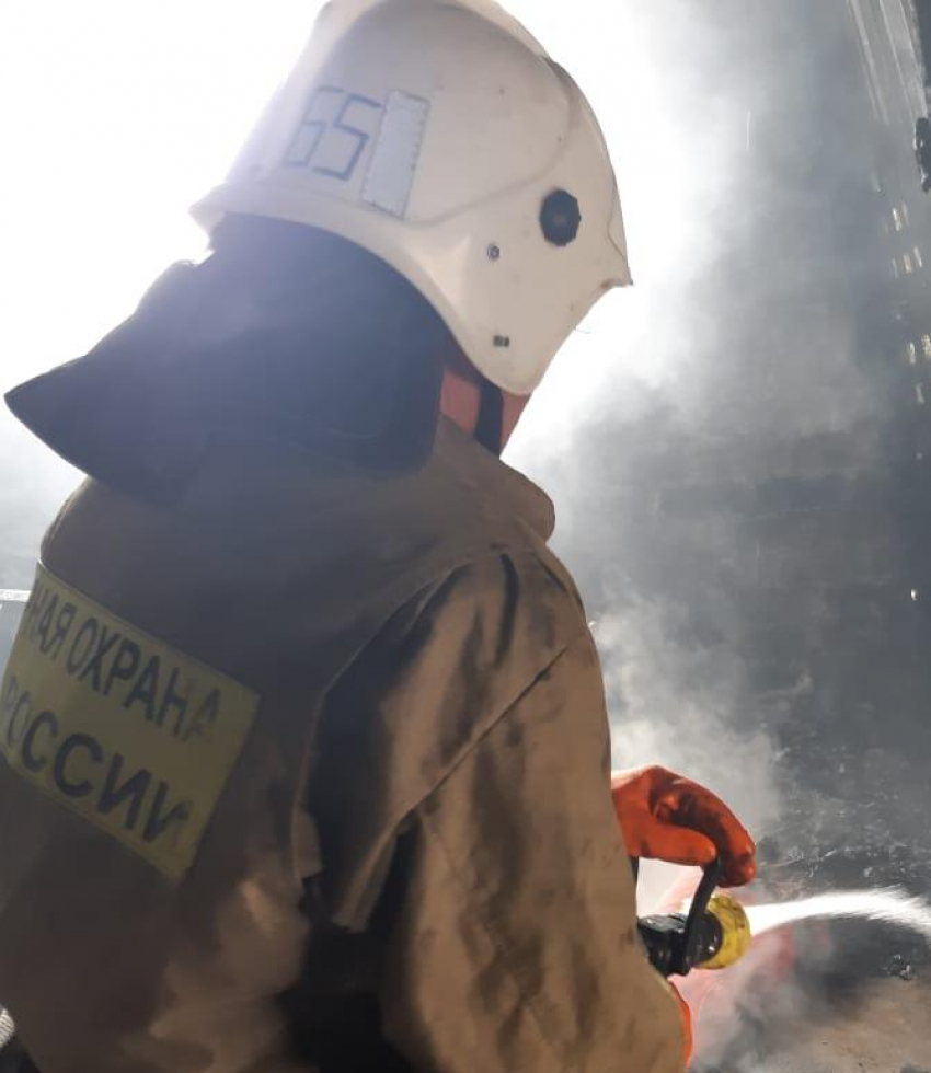 В Камышине на улице Рижской сгорел автомобиль «Черри Тиго"