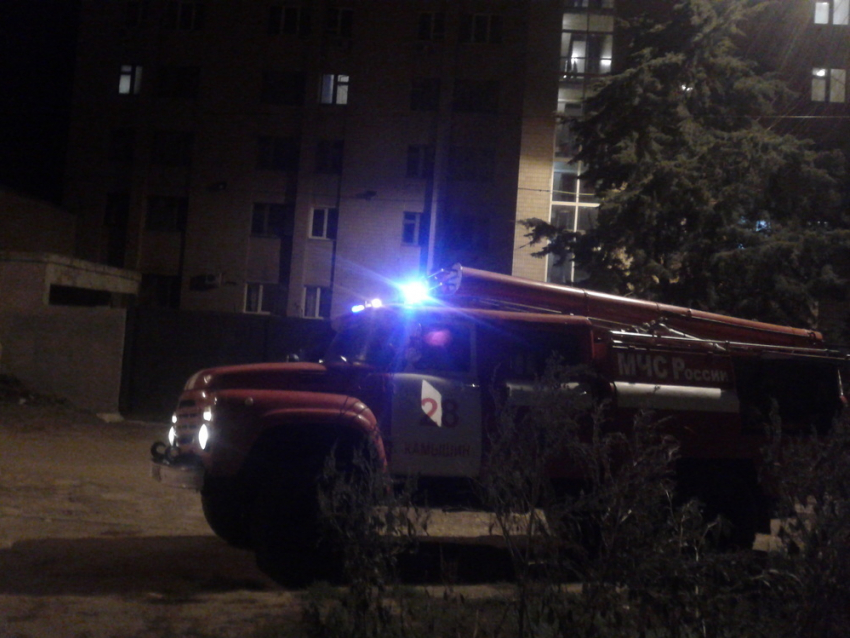 Три пожарных машины и одна полицейская прибыли к горящему балкону в Камышине