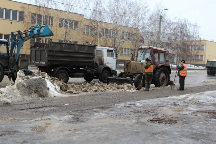 Дорожно-коммунальные службы Камышина продолжают устранять последствия непогоды