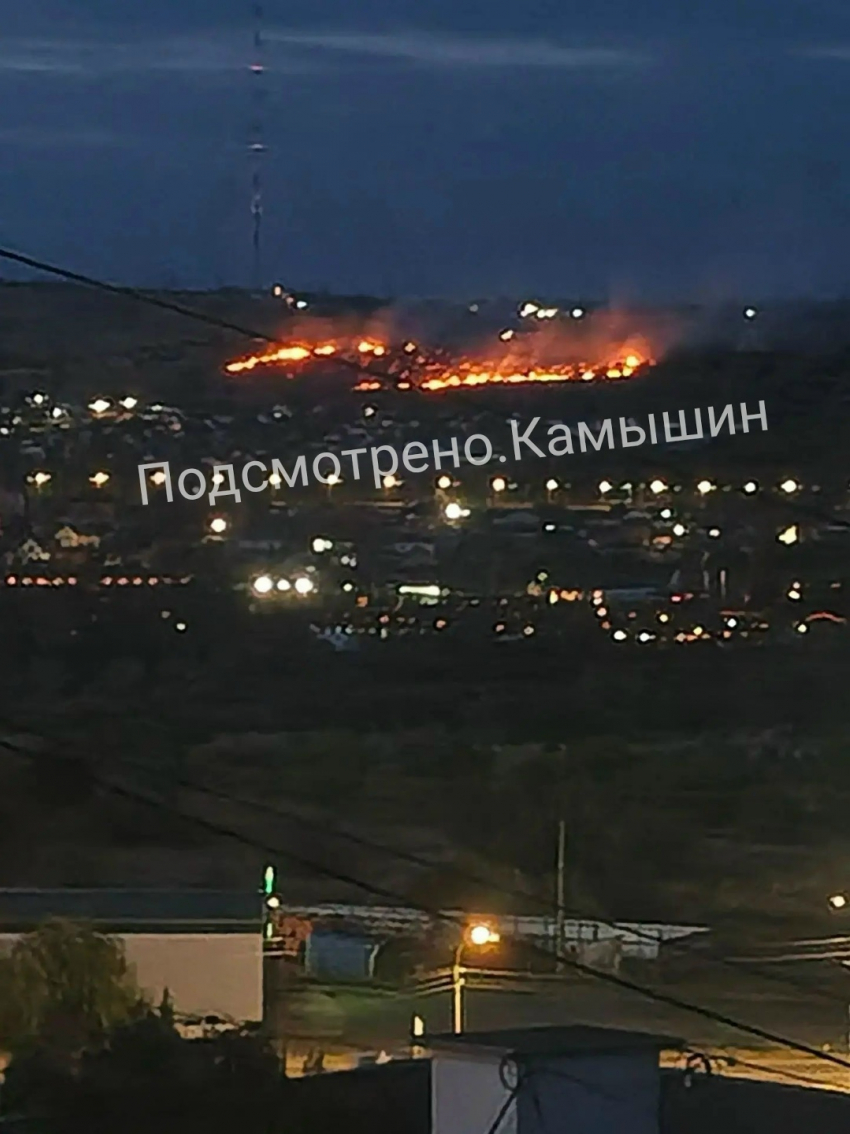 В Камышине очевидцы сняли ландшафтный пожар на подступах к телевышке