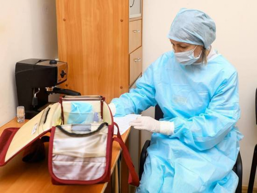 С 8 ноября Минздрав запретил оставлять дома нетяжелого больного коронавирусом, если он живет в «коммуналке» или с пожилыми родственниками