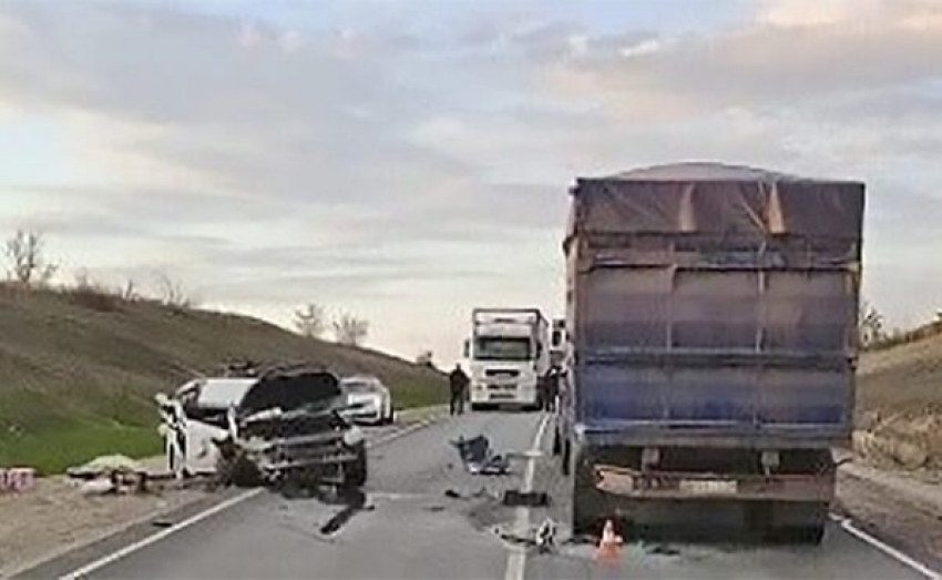 Под Камышином иномарка врезалась в КАМАЗ, из легковушки извлекли труп