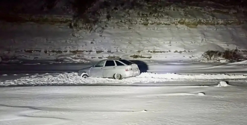 Пятеро «экстремалов» застряли в снежном плену недалеко от границы Дубовского и Камышинского районов