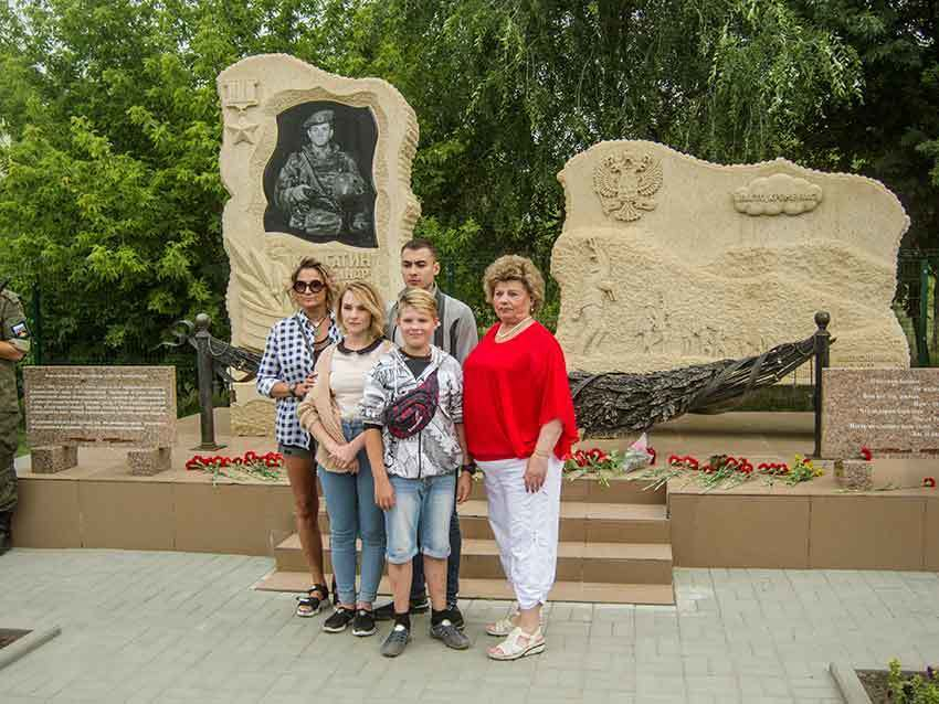 "Рота уходит на небо...» - камышане возложили цветы к памятнику Герою России Александру Колгатину