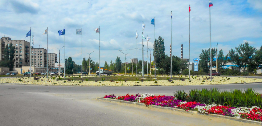 В Камышине с клумбы, задекорированной камнем, оперативно убрали сорняки