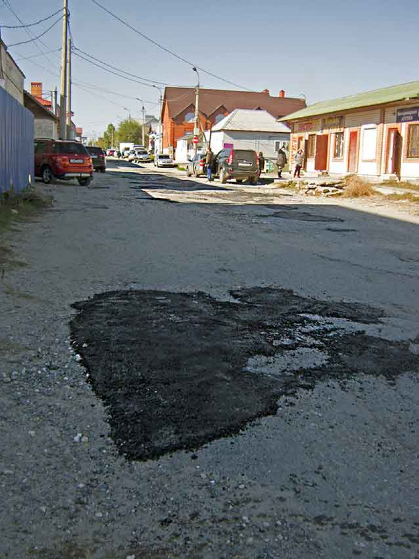 В Камышине продолжается латочный ремонт дорог, новое дыхание готовится обрести спуск на улице Леонова