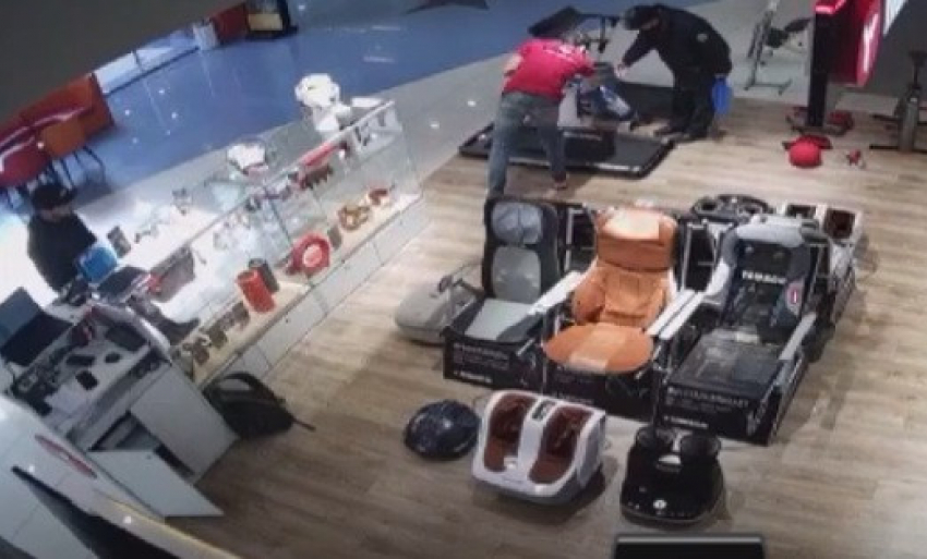 Ограбление магазина элитных японских массажных кресел попало на видео в Волгограде (ВИДЕО)