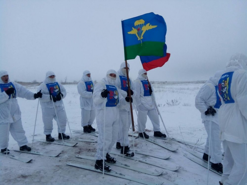 Камышинские десантники стартовали в беспрецедентном лыжном марш-броске у «маресьевского» знака