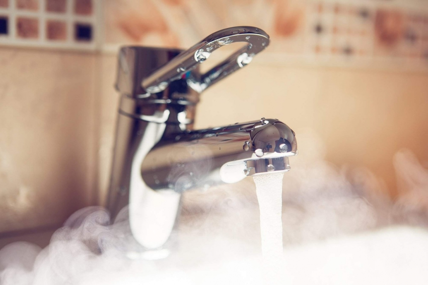 Замглавы администрации Камышина Дмитрий Резвов констатировал, что 1 июля всем потребителям подать горячую воду не получается
