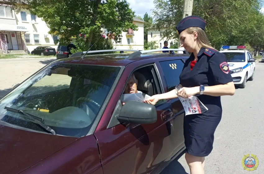 В Камышине госавтоинспекторы вышли на улицы пообщаться с водителями в жаркий день