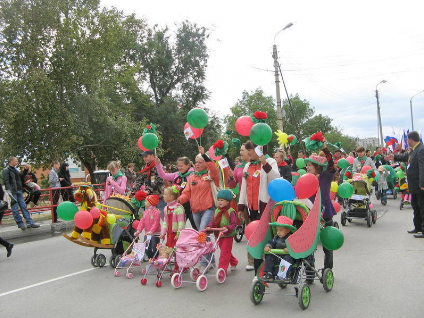 На Арбузном фестивале в Камышине в «параде колясок» можно проехать и на... самокате! 