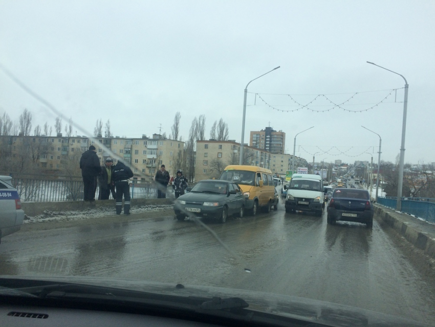 Бородинский мост в Камышине сковала пробка: в ДТП попали сразу три автомобиля