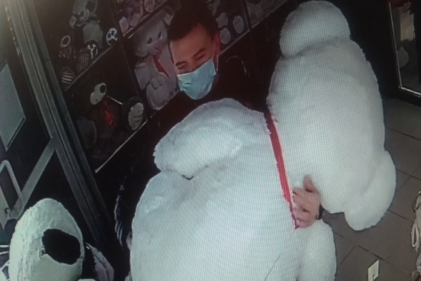 Дерзкий похититель плюшевого медведя попал под прицел камер видеонаблюдения