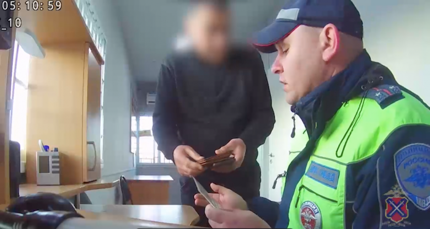 Двое мужчин попытались дать взятку полицейским на трассе в Камышинском районе и стали фигурантами уголовного дела (ВИДЕО) 