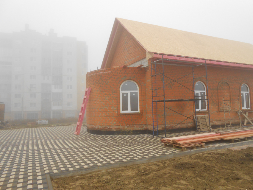 Небольшой храм Святого покровителя Камышина на улице Некрасова приобретает законченный вид