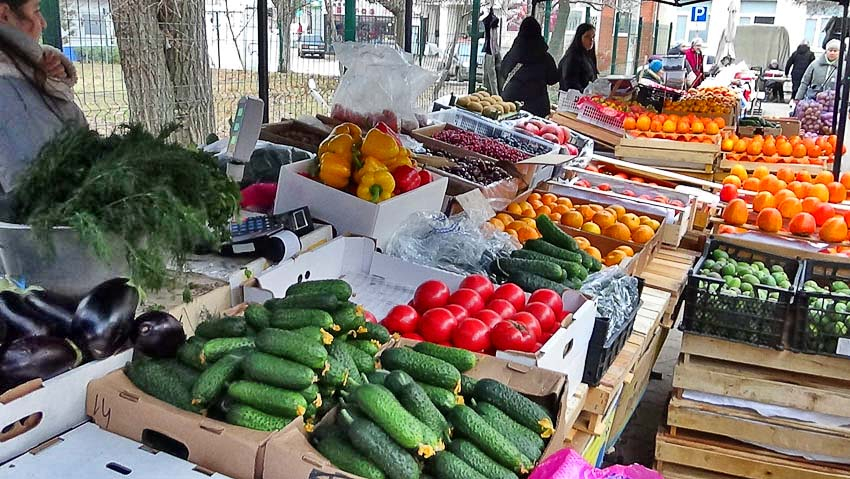 Пять продуктов внезапно подешевели к Новому году в Волгоградской области, а взметнулись в цене огурцы и помидоры