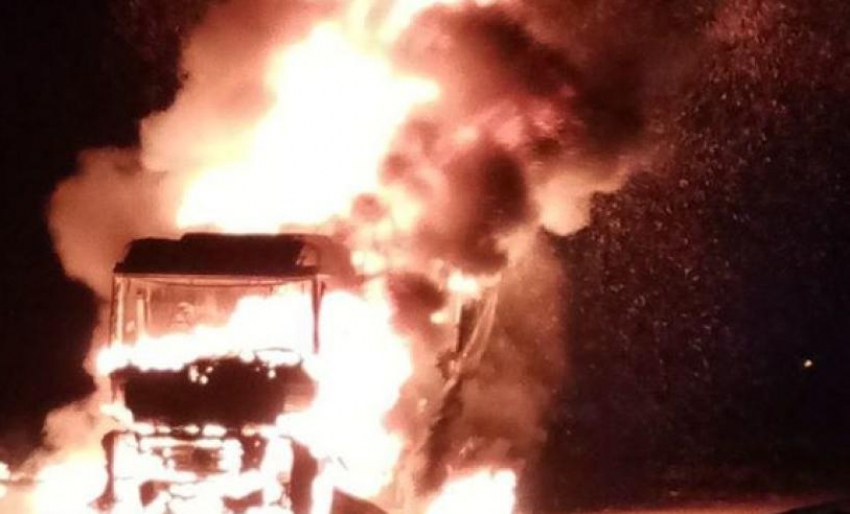 В Камышинском районе пожарные-добровольцы потушили объятый пламенем грузовик