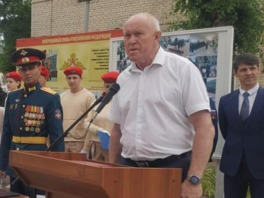 Спикер Камышинской городской думы Владимир Пономарев показал, как депутатам надо продвигать личные приемы