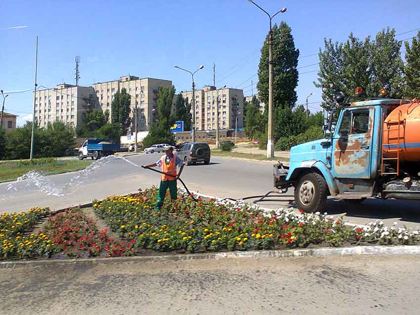 В Камышине озеленители, как могут, спасают сгоревшие на клумбах под палящим солнцем цветы