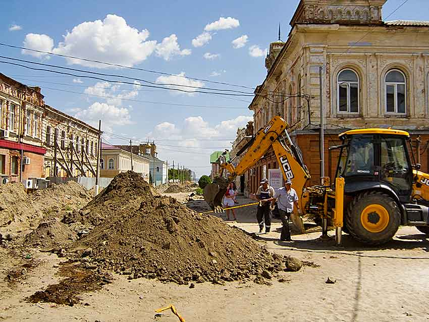 В Камышине остается немногим больше месяца до планового окончания реконструкции улицы Октябрьской