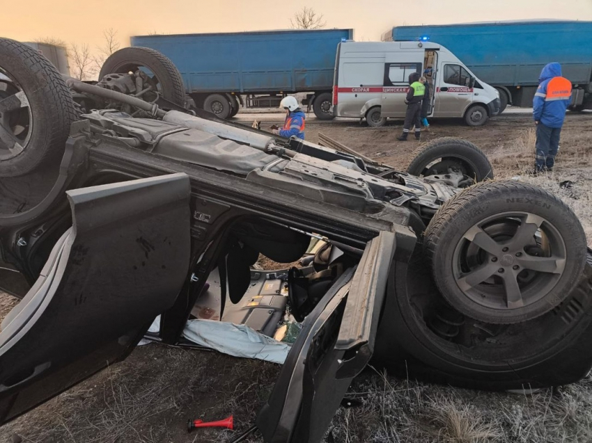 Немцев зажало в перевернутом автомобиле в ДТП под Камышином утром сегодня,  20 ноября