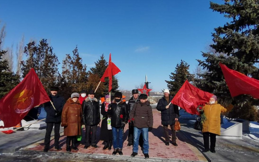 Боевые офицеры, представляющие в Камышине политическое движение «За новый социализм", пришли с цветами к «афганскому» мемориалу