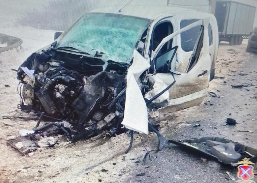 На трассе  между Камышином и Волгоградом «Пежо» попал в жесткий переплет, водитель в больнице