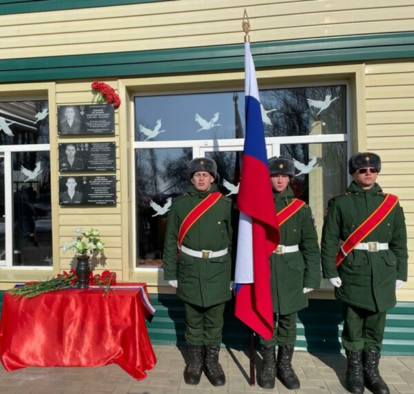 На здании сельской школы установили памятные доски в честь павших в спецоперации героев из Камышинского района