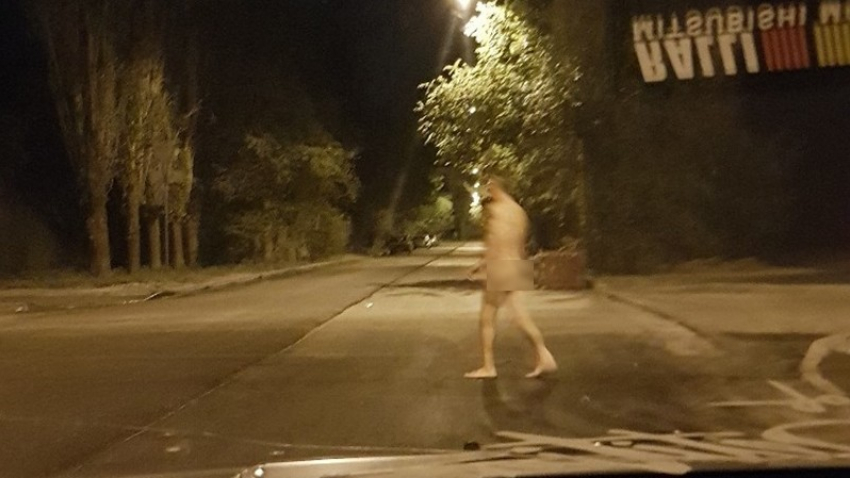 На видео попал голый мужчина, расхаживающий по ночным улицам, - «Блокнот Волжского"