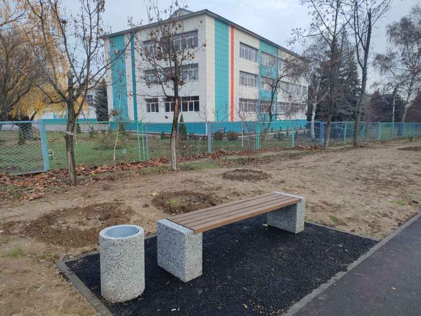 В Камышине у школы «пролетные силачи» сдвинули даже урны с «тонну» весом! - камышанка