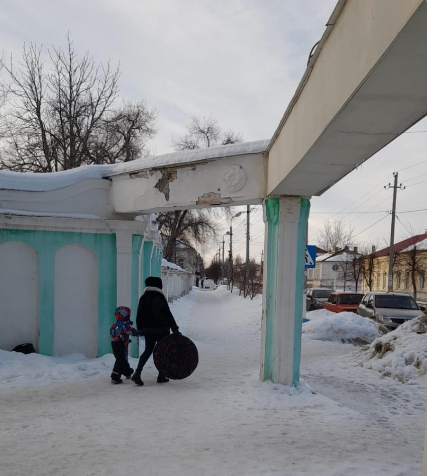 В Камышине в городском парке с горки не съедешь, а на голову у входа может упасть штукатурка, - камышанин