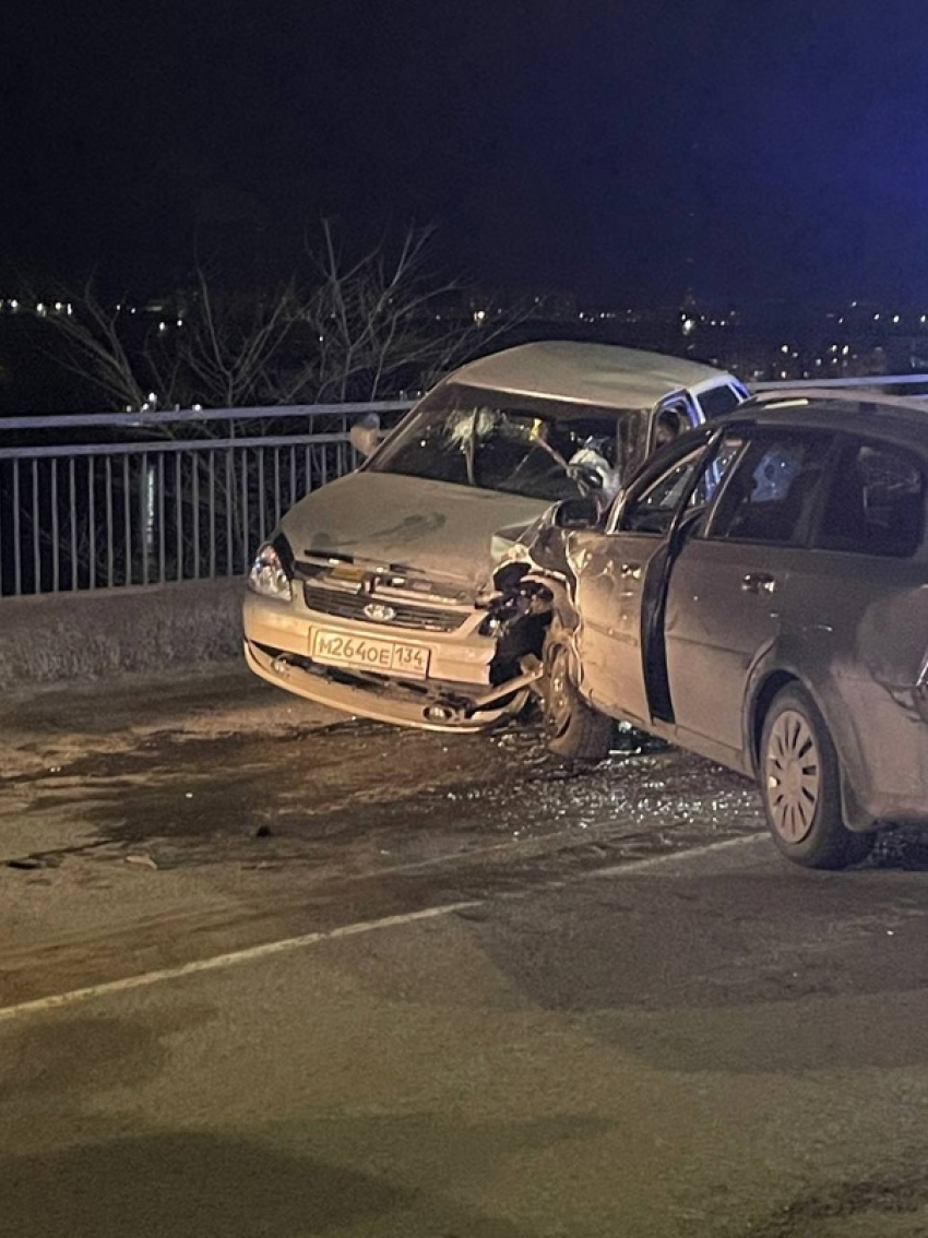 Во время столкновения на Бородинском мосту в Камышине пострадали парень-водитель и девушка-пассажирка (ВИДЕО)